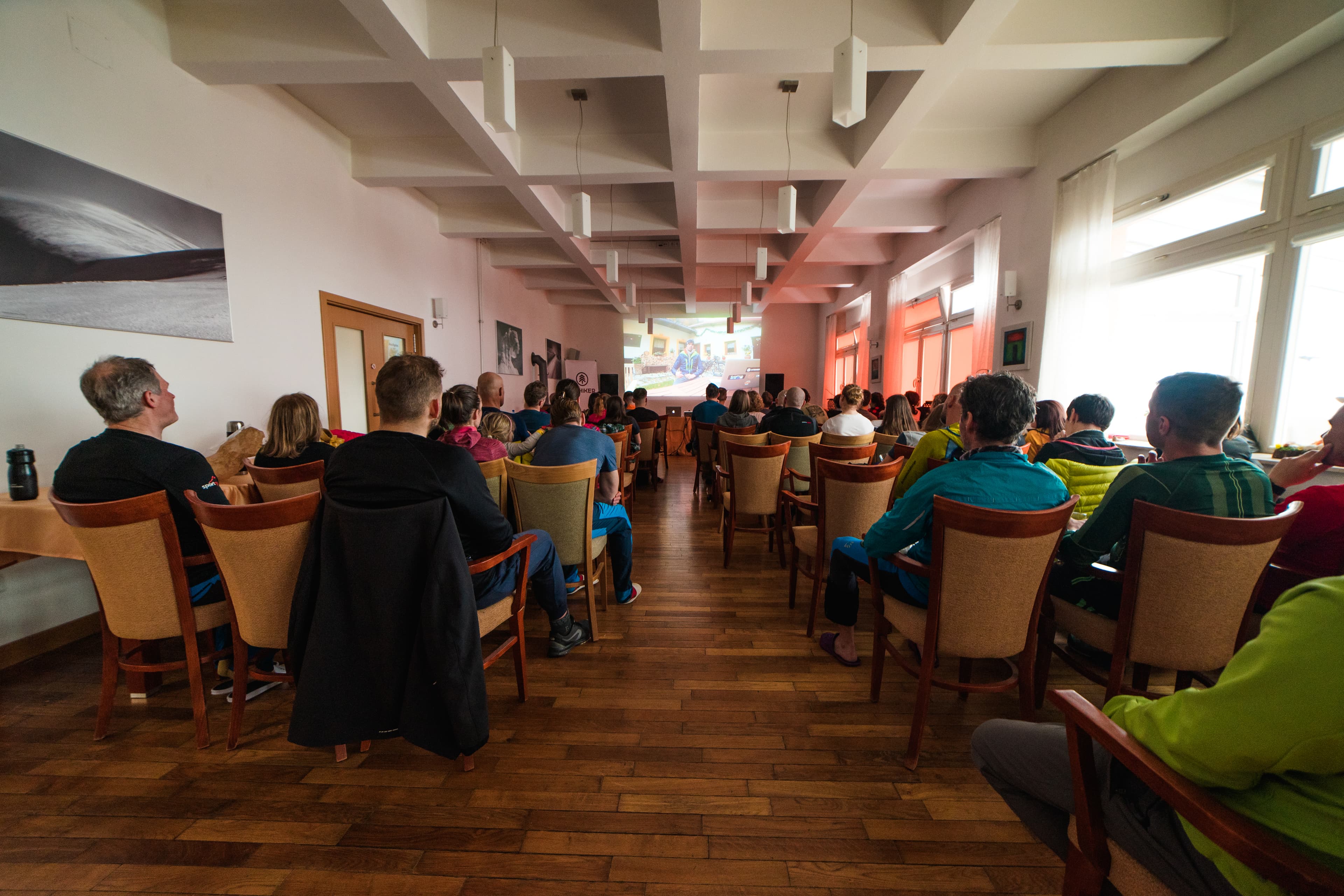 Plná sála sleduje program festivalu na Kráľovej Studni.