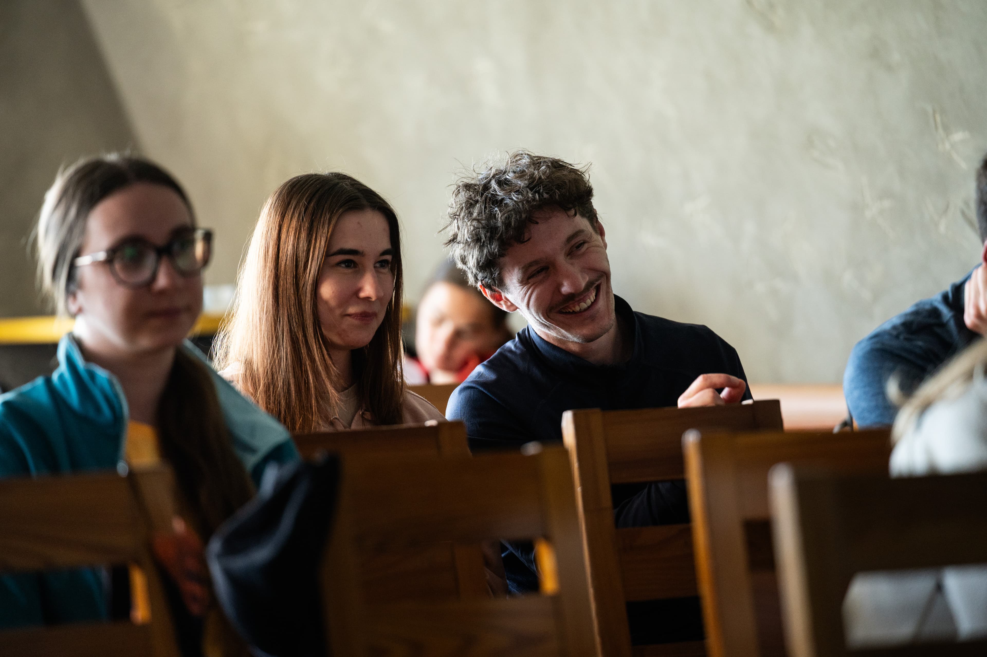 Usmiati ľudia počas LAJF Festivalu na Sliezskom dome.