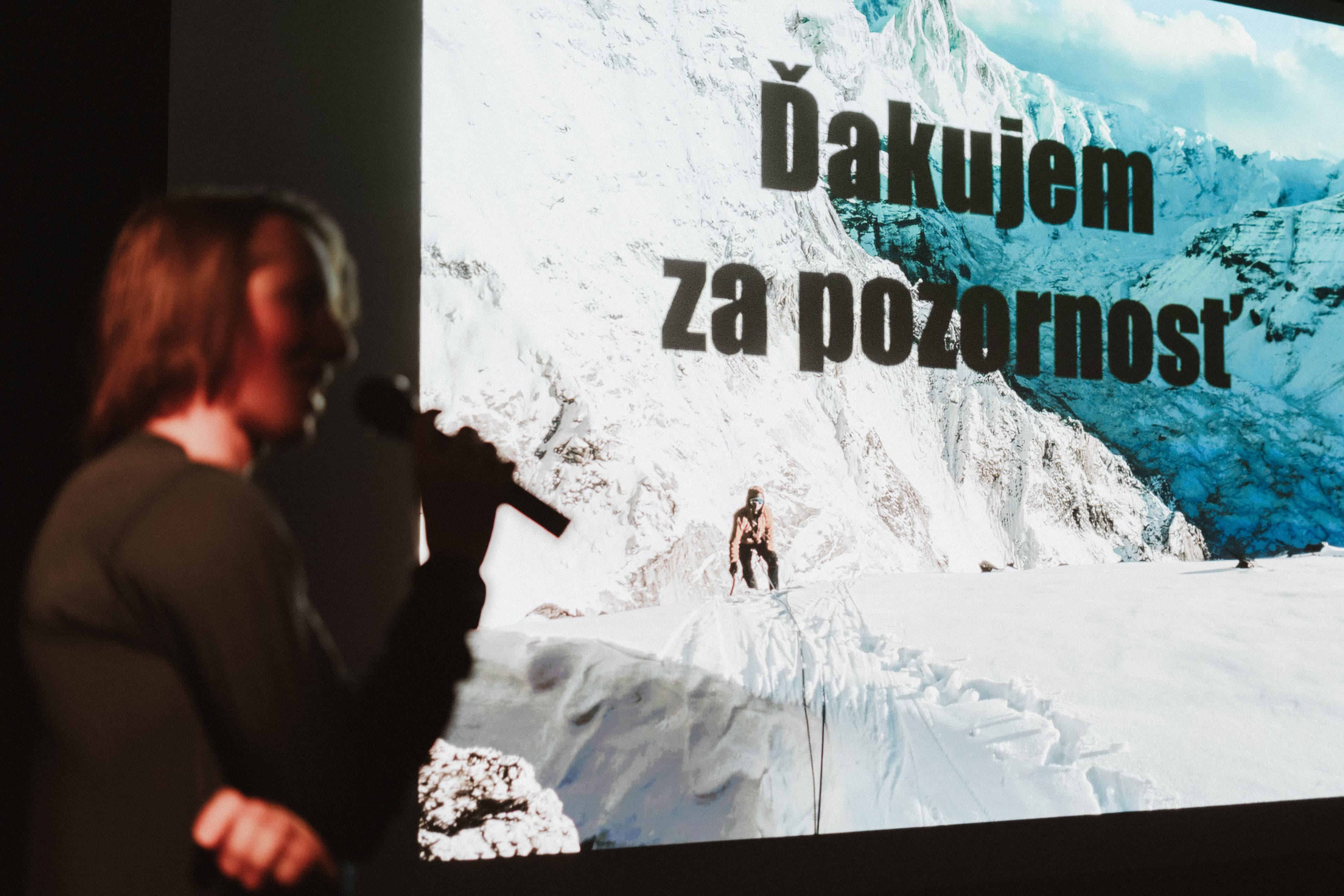 Hosť rozpráva pred projekciou horskej trasy počas LAJF Tour.