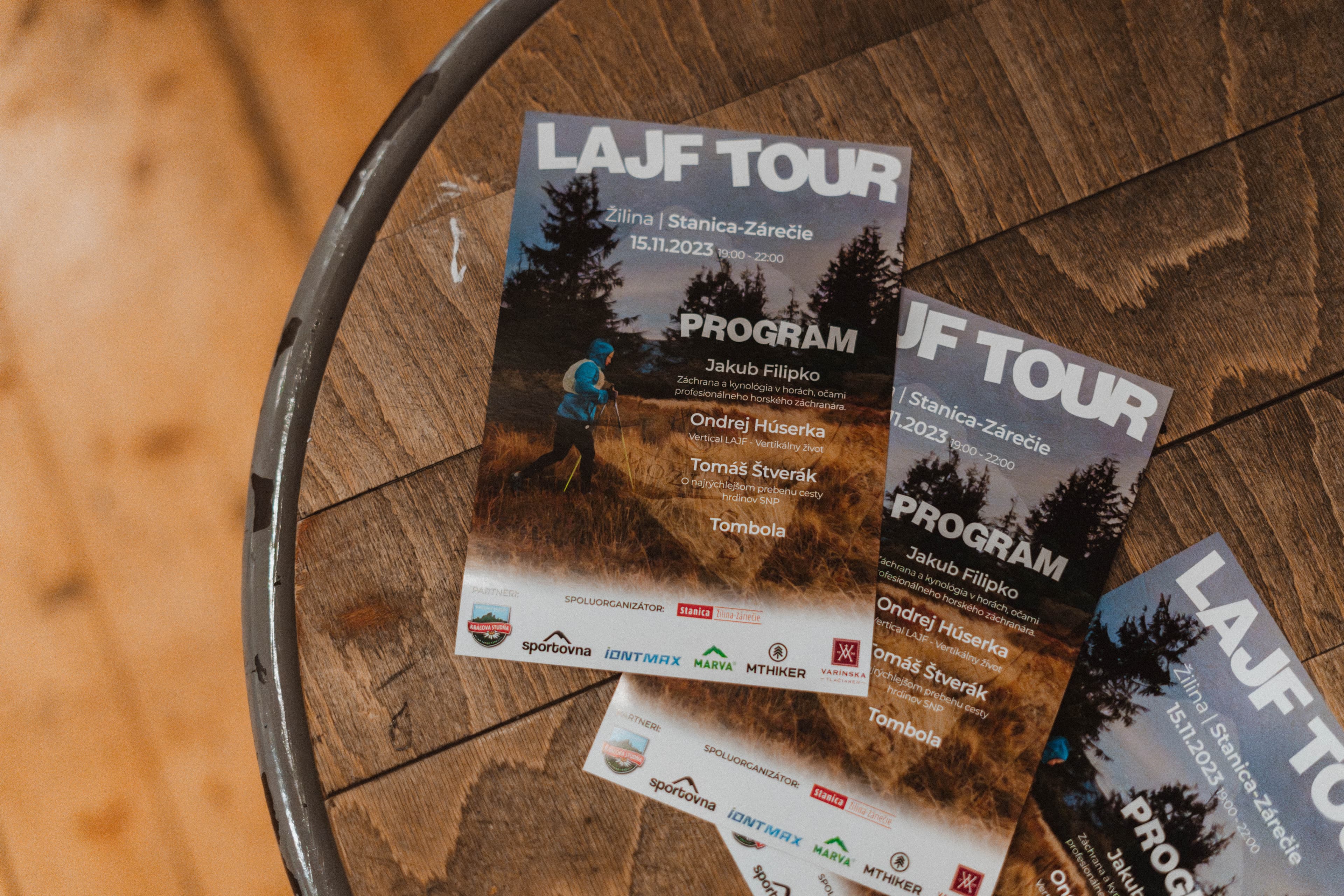 Vytlačené programy LAJF Tour položené na stole v Stanici-Zárečie.