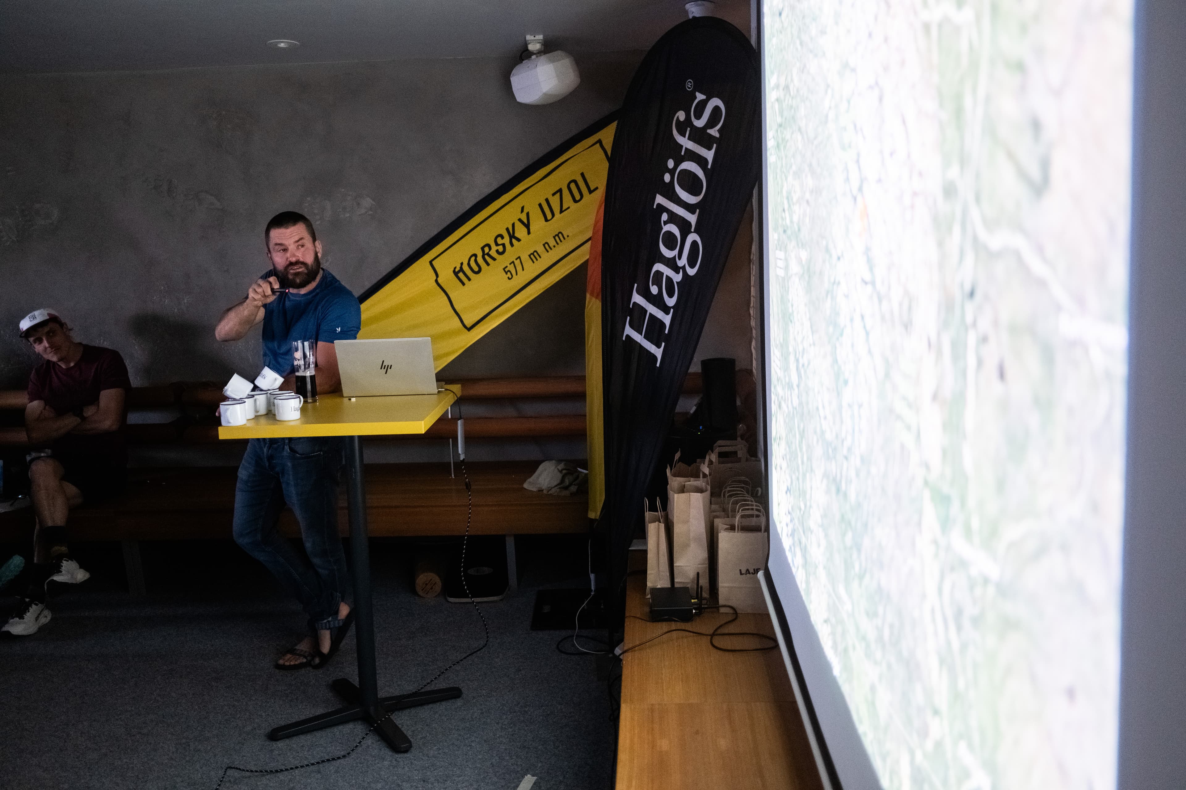 Vystupujúci rozpráva pri projekcii mapy.
