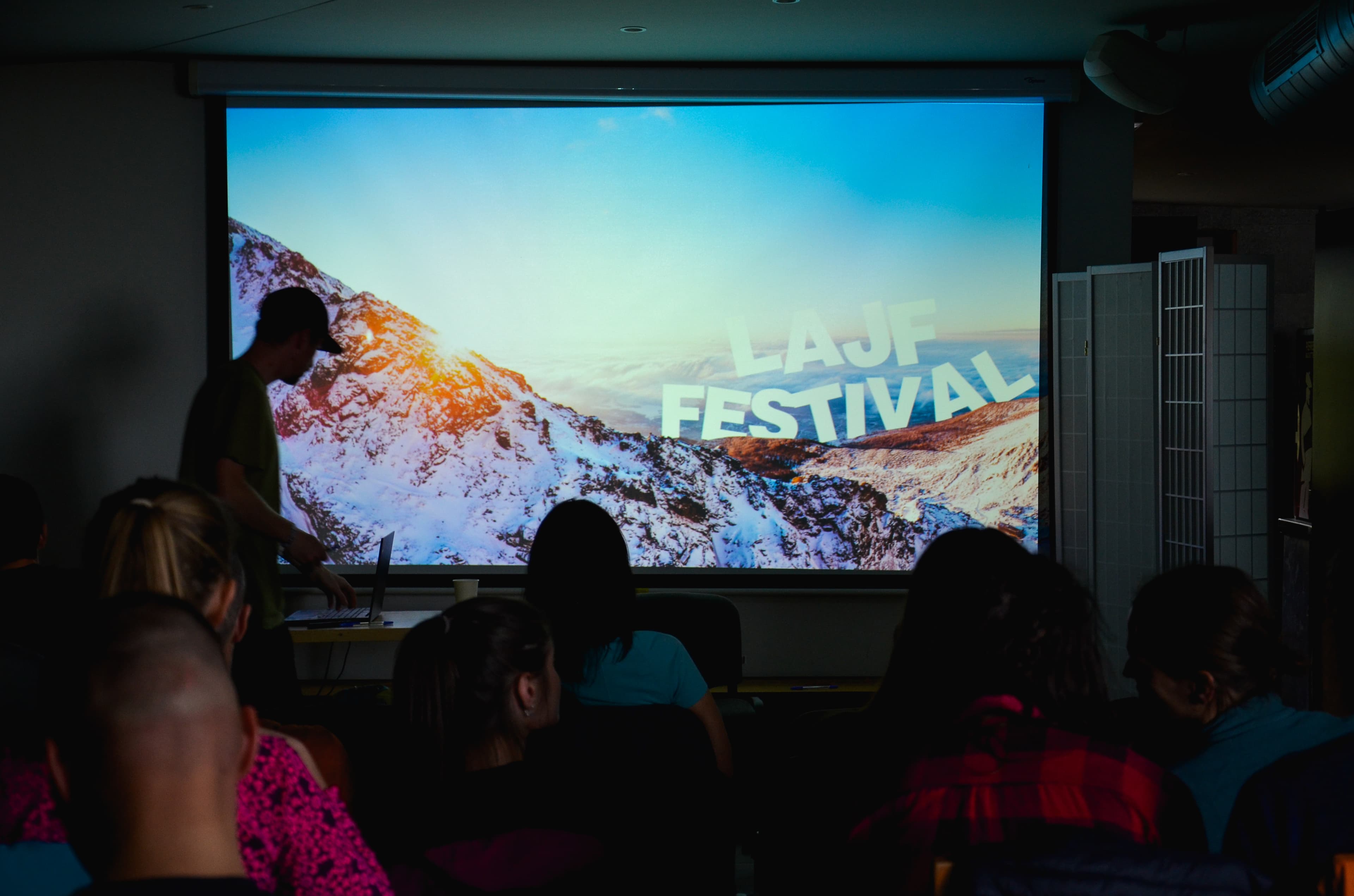 Publikum sleduje úvodný program prvého ročníka LAJF Festivalu.